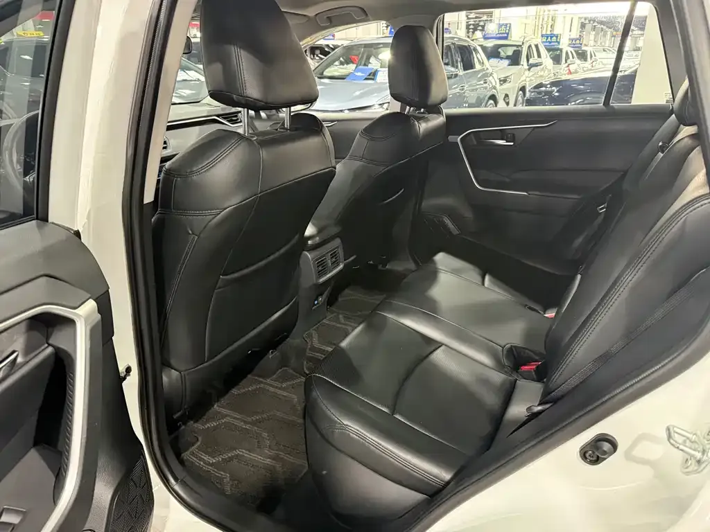 Toyota RAV4 — фото 2