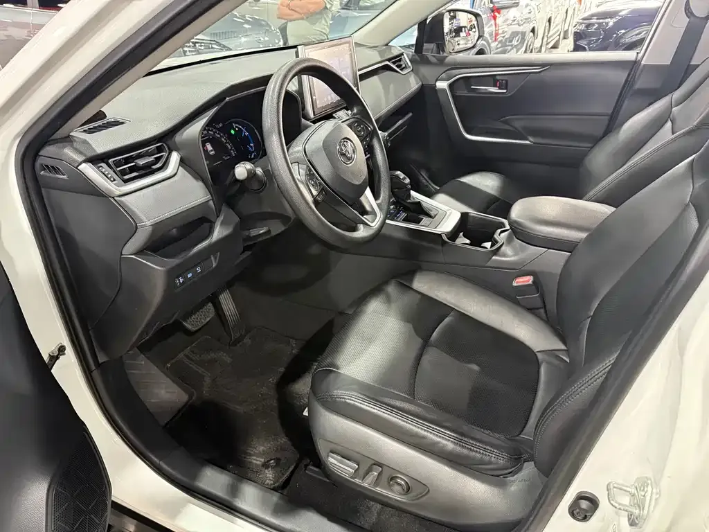 Toyota RAV4 — фото 4