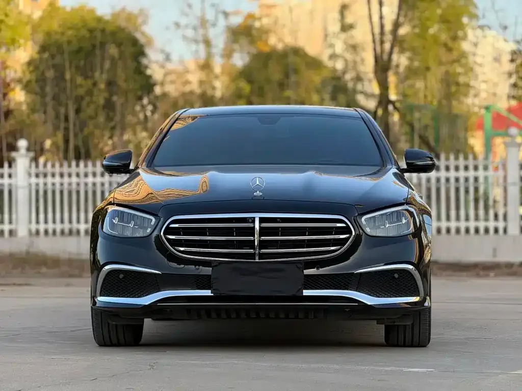 Mercedes-Benz E-Class — фото 1