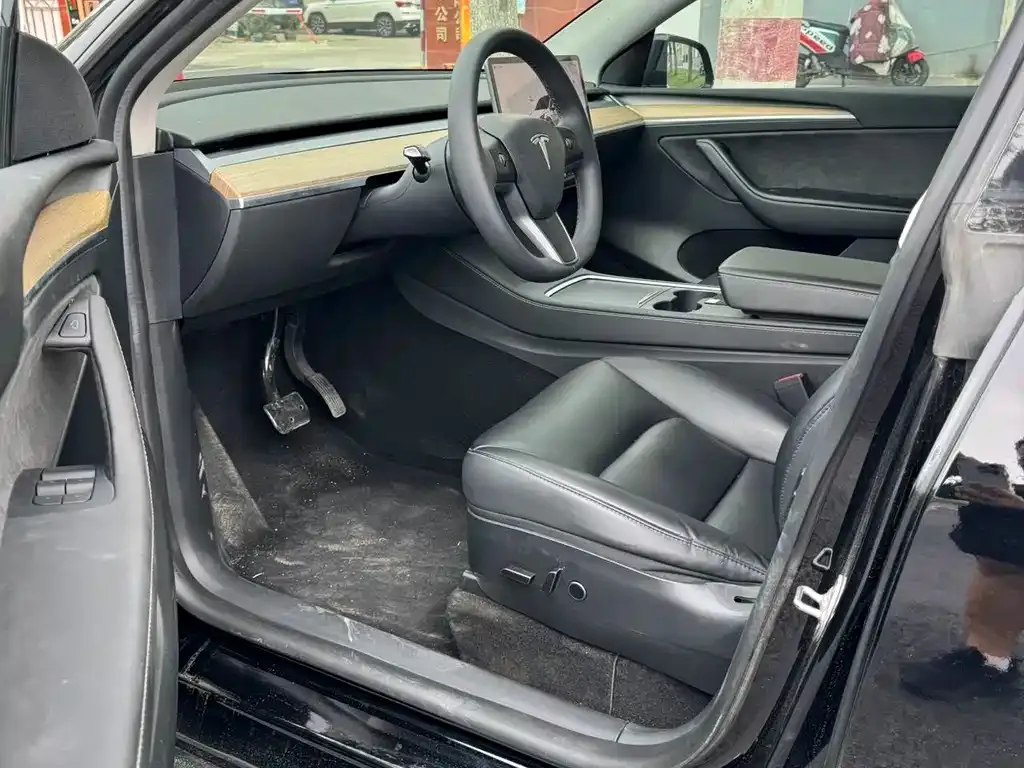 Tesla Model Y — фото 7
