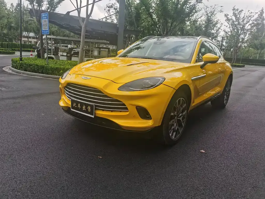 Aston Martin DBX — фото 1