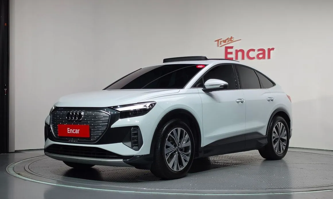 Audi Q4 e-tron — фото 1