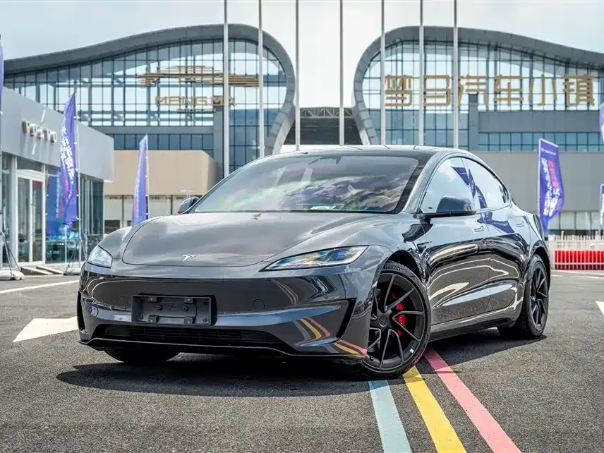 Tesla Model 3 — фото 1