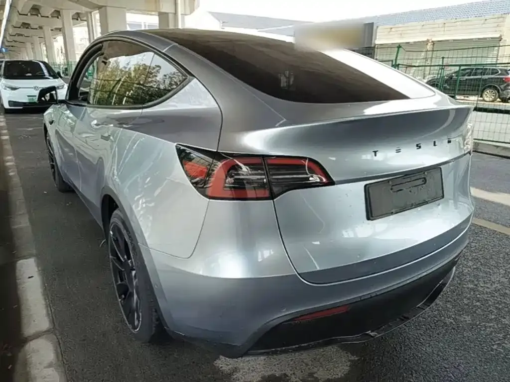 Tesla Model Y — фото 9