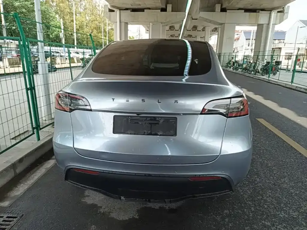 Tesla Model Y — фото 10