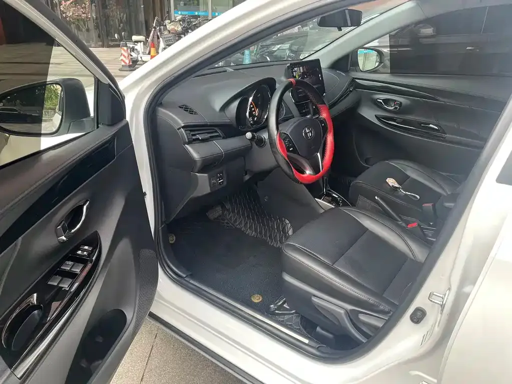 Toyota Yaris L — фото 3