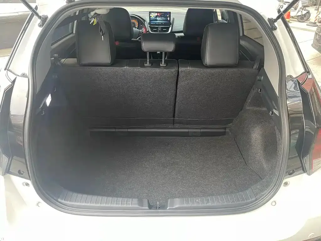 Toyota Yaris L — фото 5