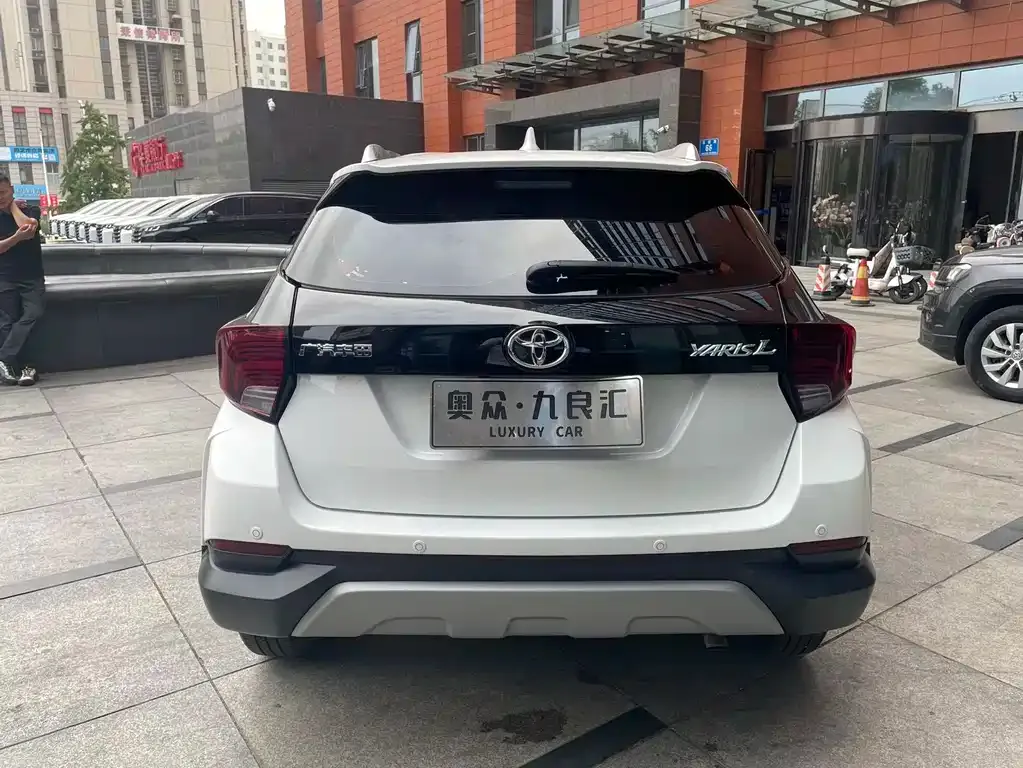 Toyota Yaris L — фото 2
