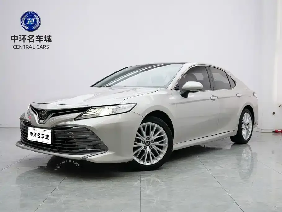 Toyota Camry — фото 1