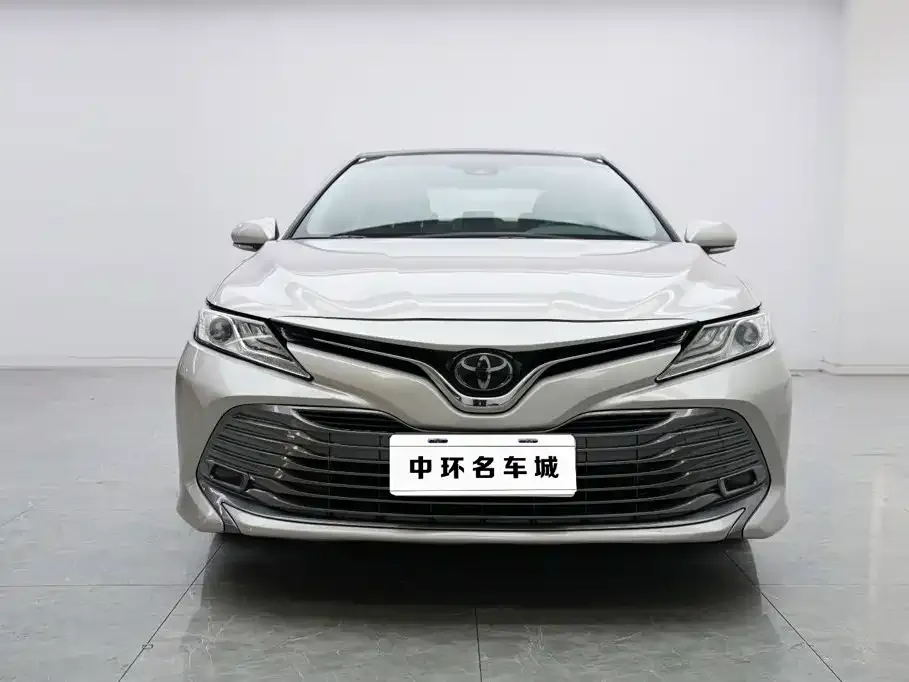 Toyota Camry — фото 2