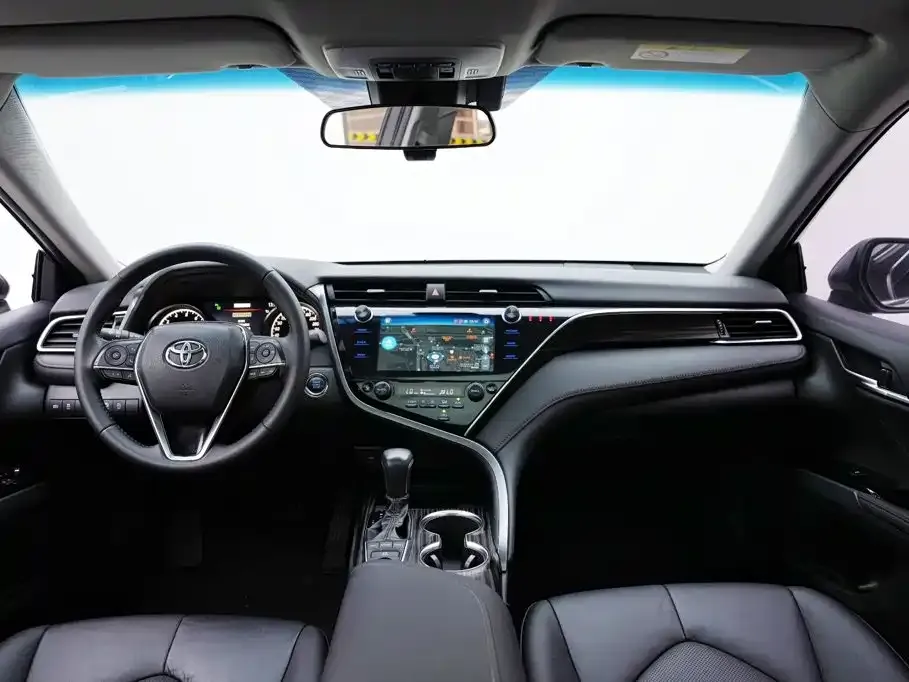 Toyota Camry — фото 5