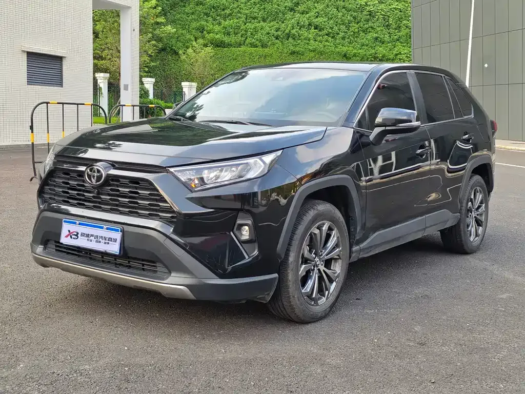 Toyota RAV4 — фото 1