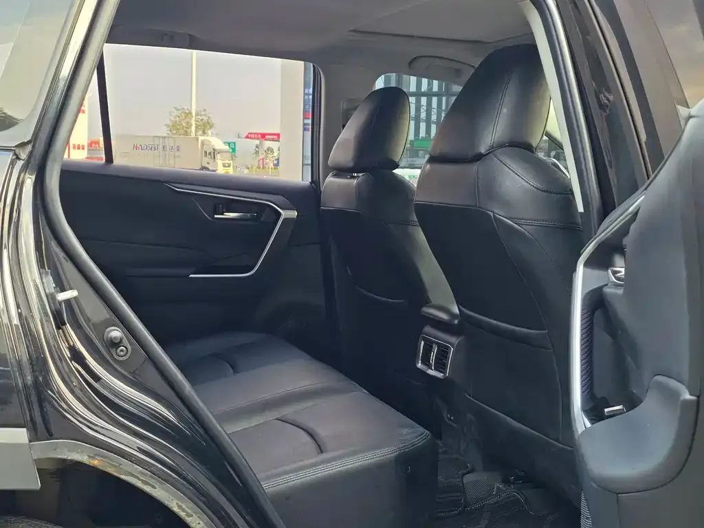 Toyota RAV4 — фото 2