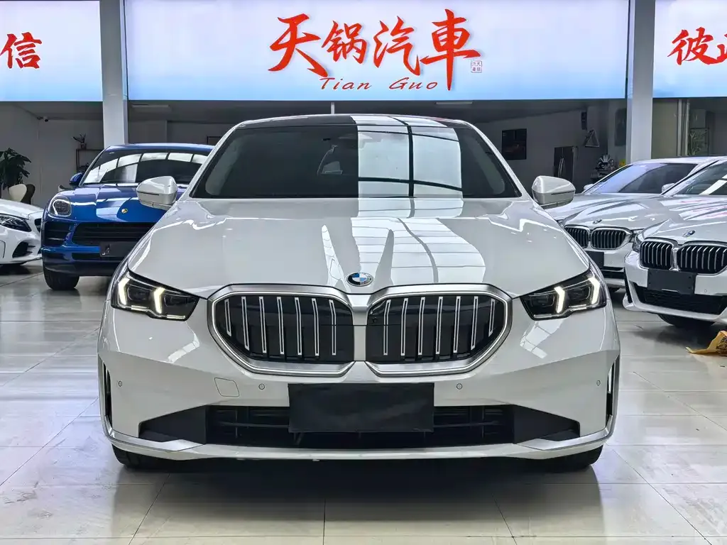 BMW 5 Series — фото 1