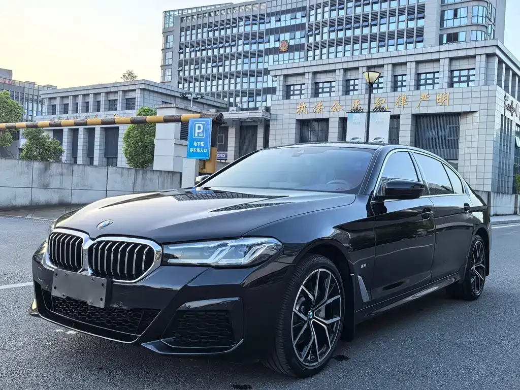 BMW 5 Series — фото 1