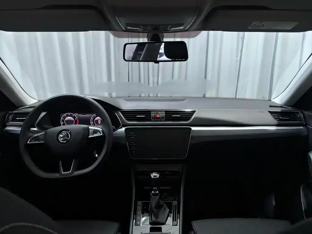 Skoda Superb — фото 8