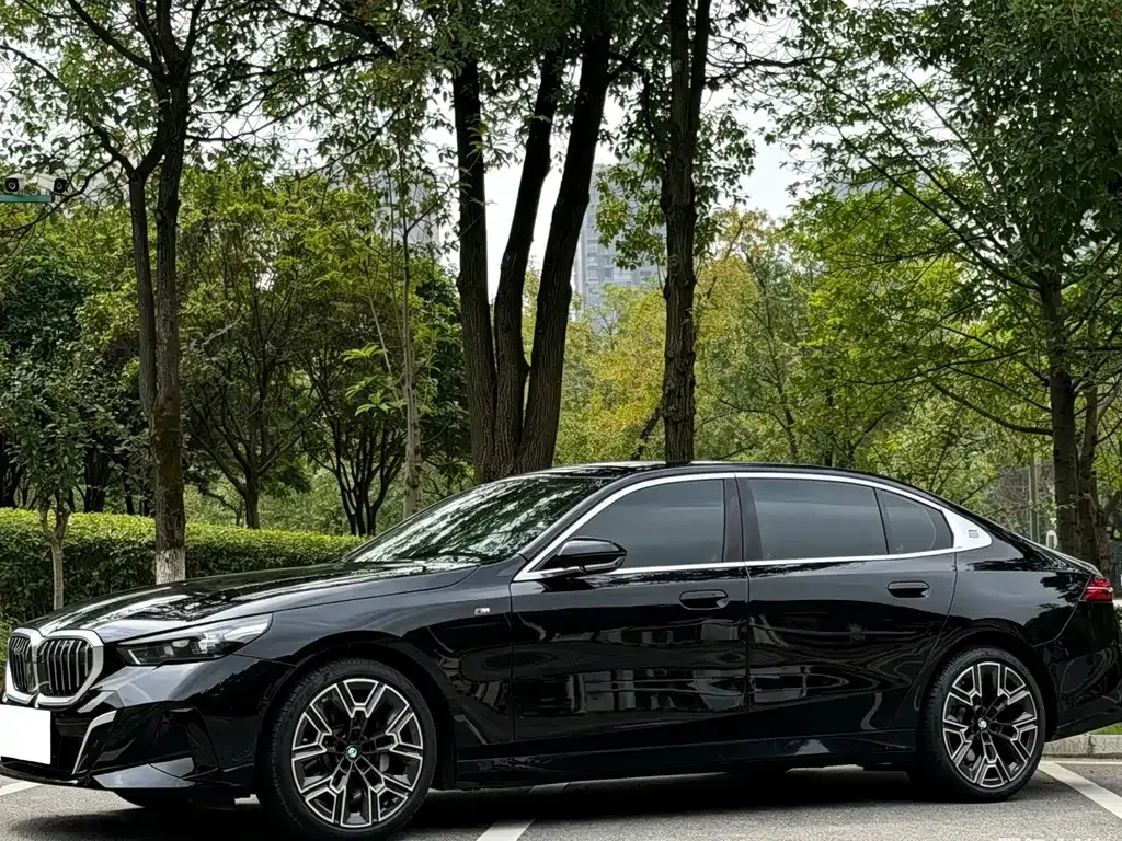 BMW 5 Series — фото 1