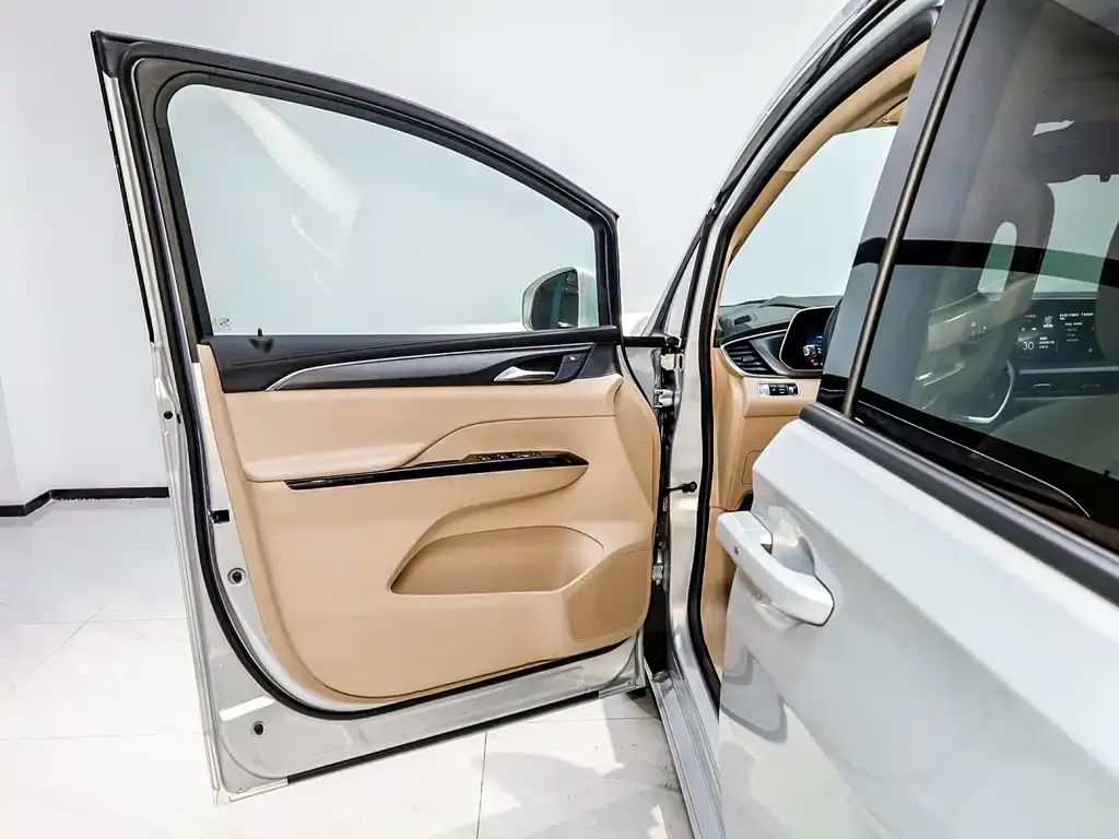 Buick GL8 Hybrid — фото 10