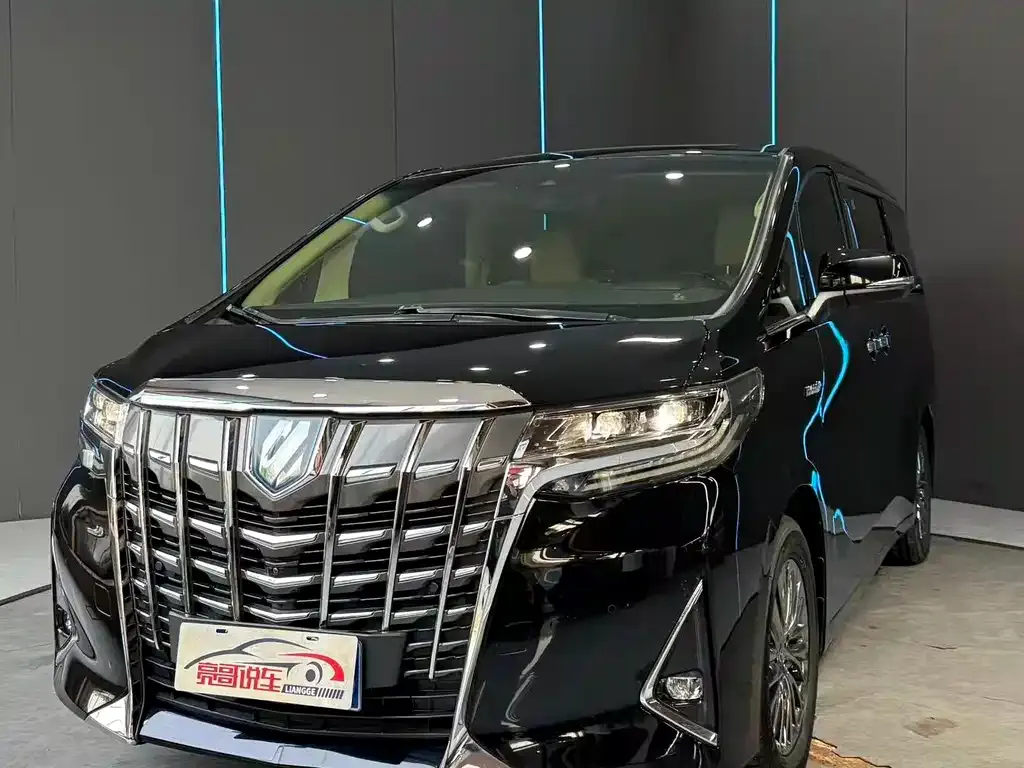 Toyota Alphard — фото 1