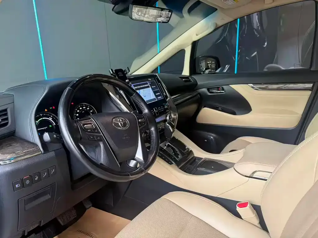 Toyota Alphard — фото 3