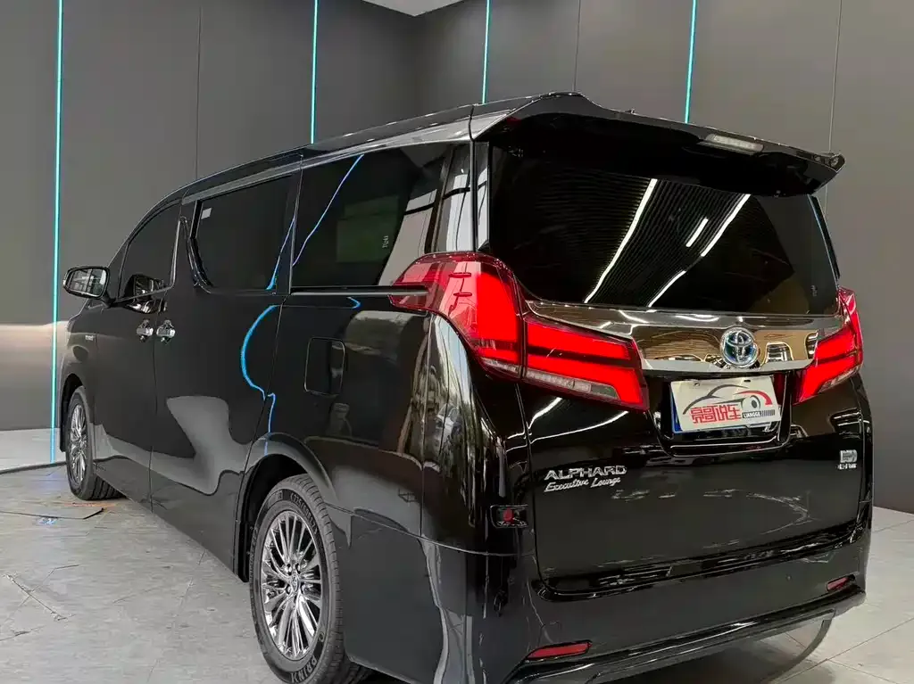 Toyota Alphard — фото 10