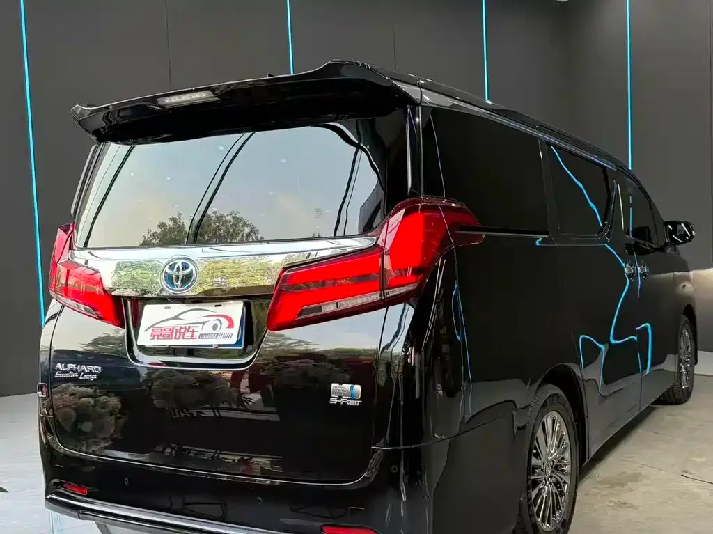 Toyota Alphard — фото 9