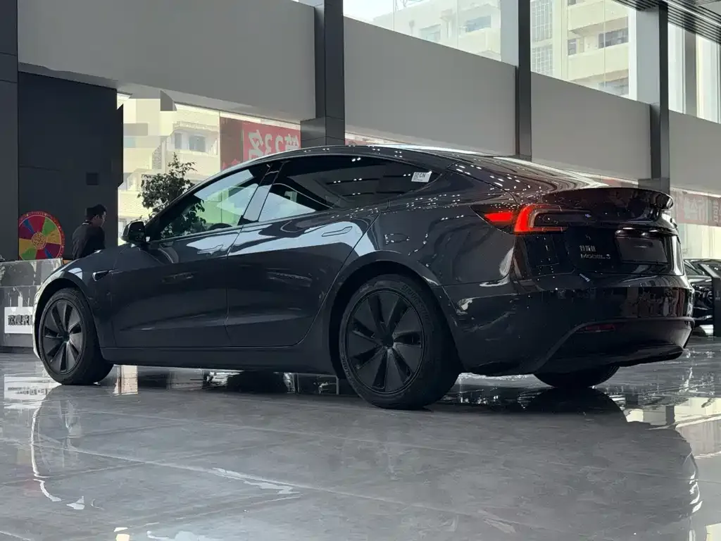Tesla Model 3 — фото 7
