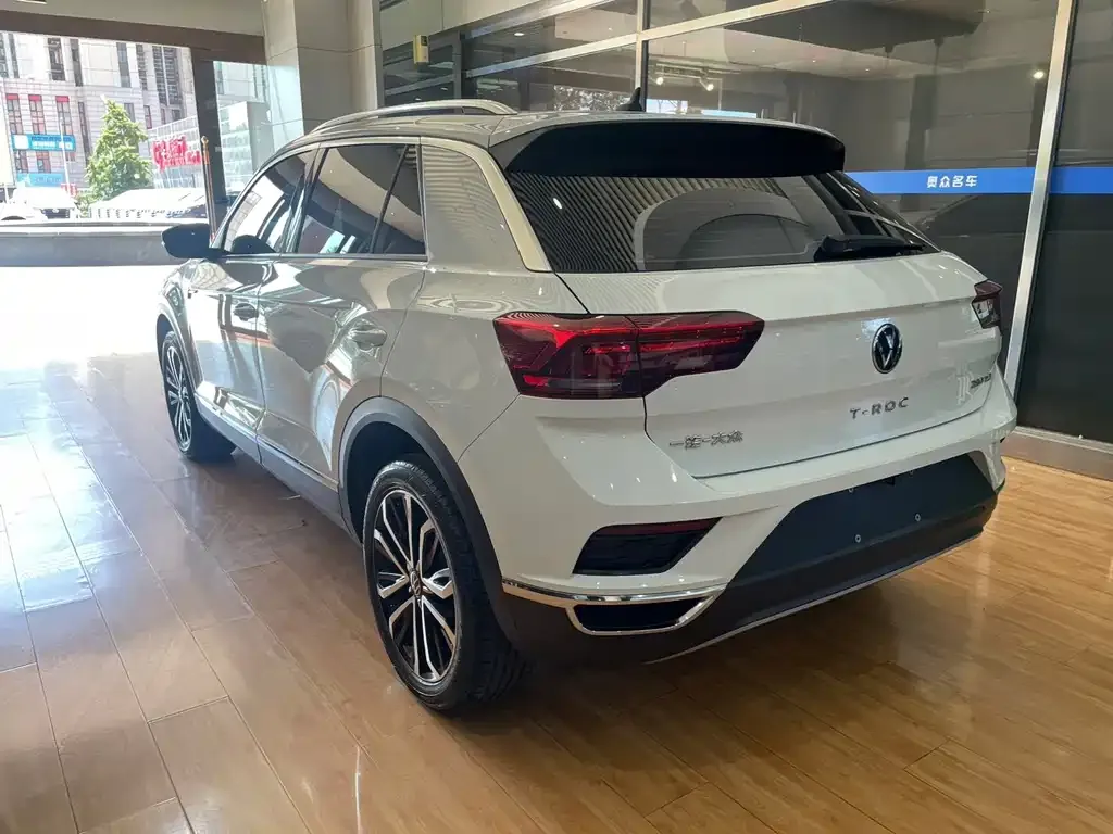 Volkswagen T-Roc — фото 9