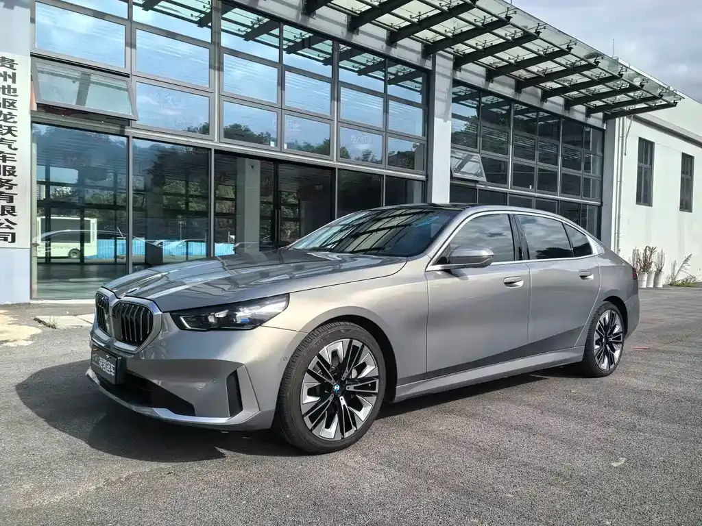 BMW 5 Series — фото 1