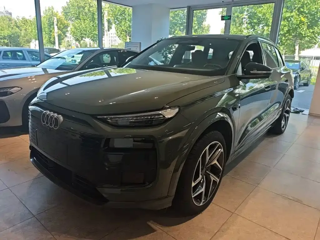 Audi Q6L e-tron — фото 1