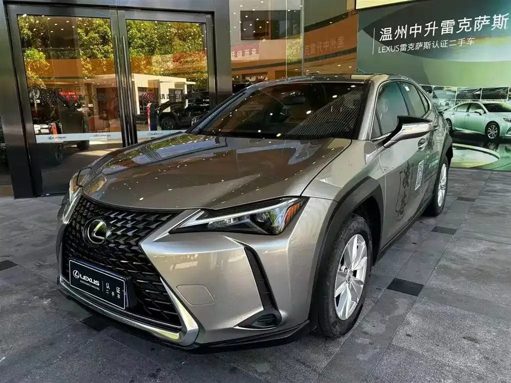Lexus UX — фото 1