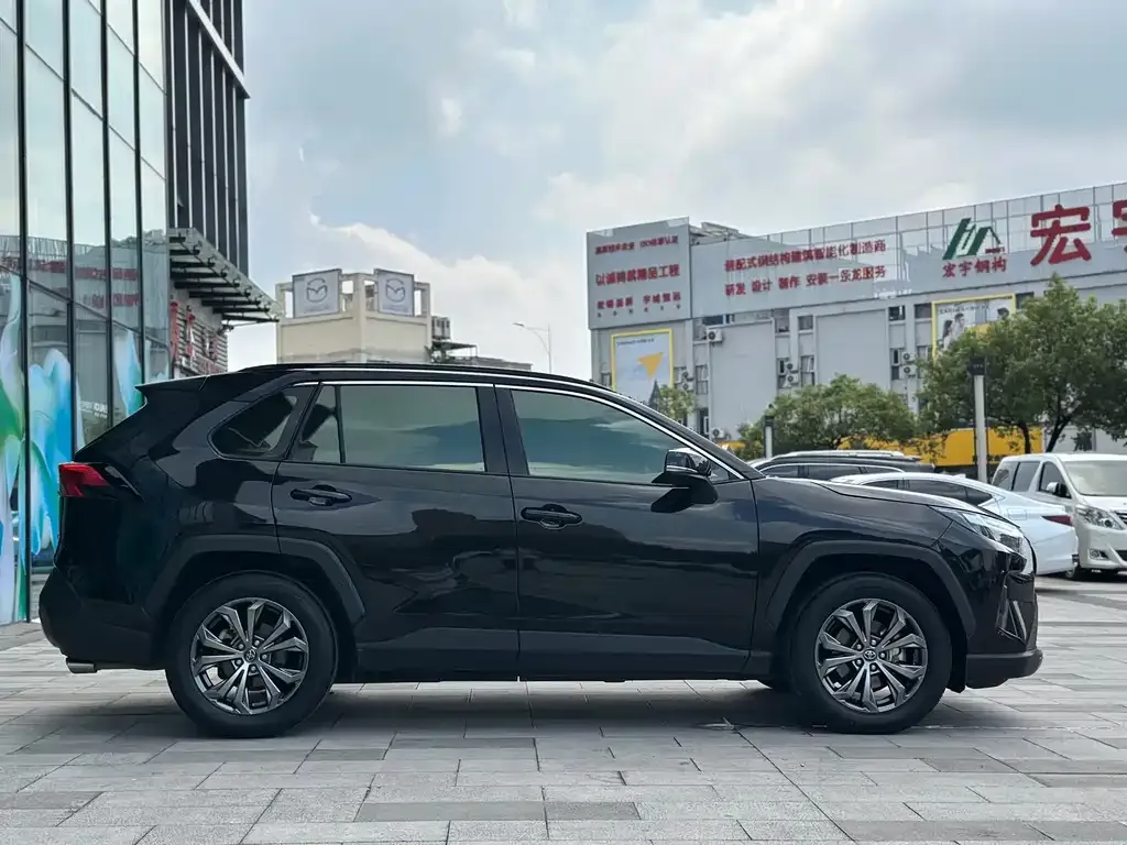Toyota RAV4 — фото 8