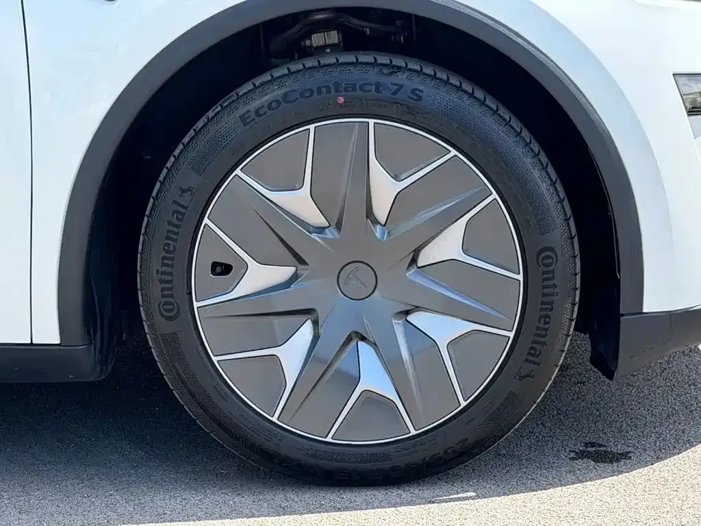 Tesla Model Y L — фото 7
