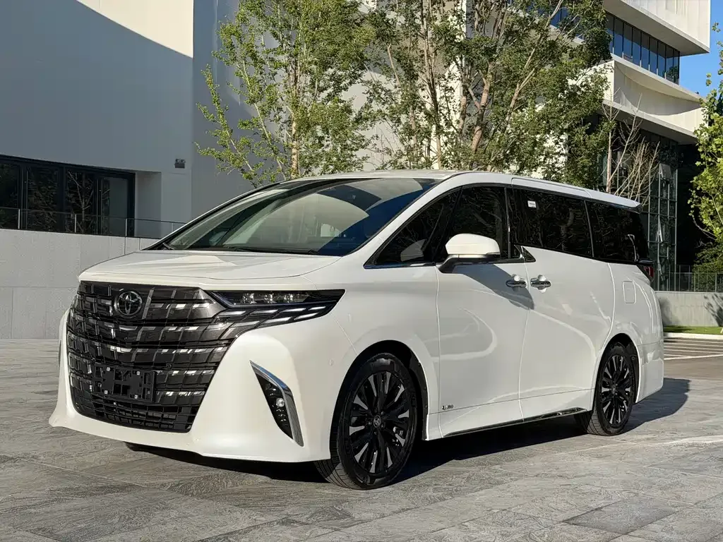 Toyota Alphard — фото 1