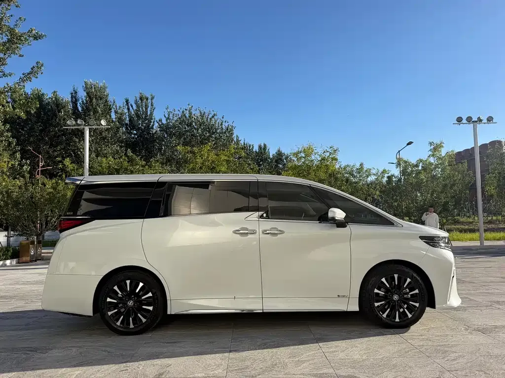 Toyota Alphard — фото 7
