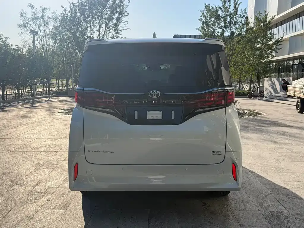 Toyota Alphard — фото 4