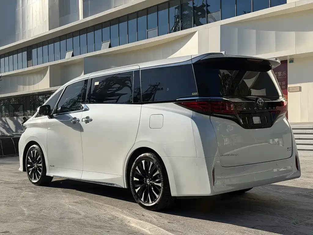 Toyota Alphard — фото 9