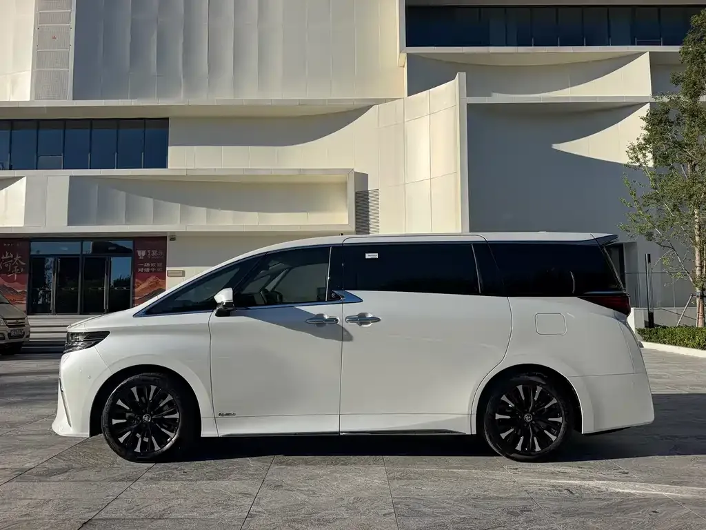 Toyota Alphard — фото 3