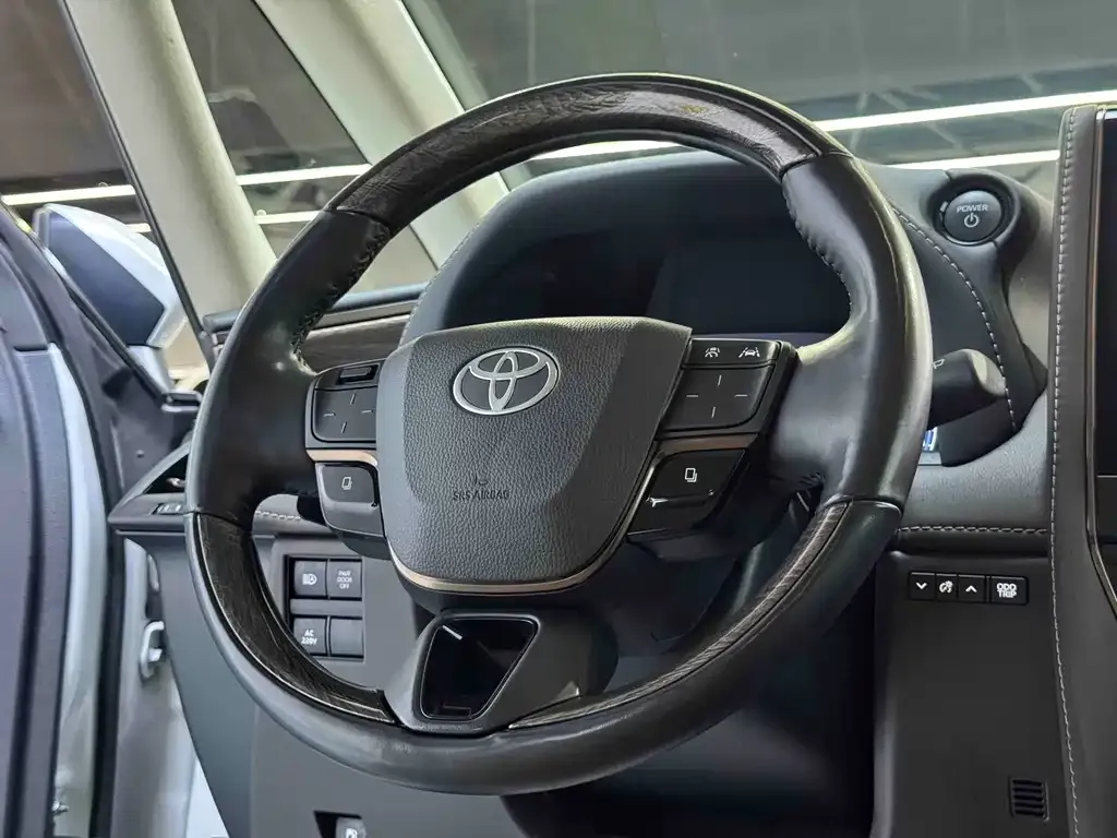 Toyota Alphard — фото 9