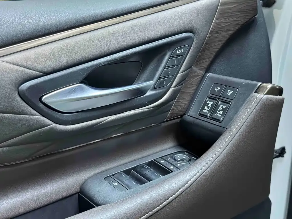 Toyota Alphard — фото 8
