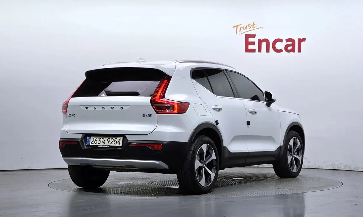 Volvo XC40 — фото 9