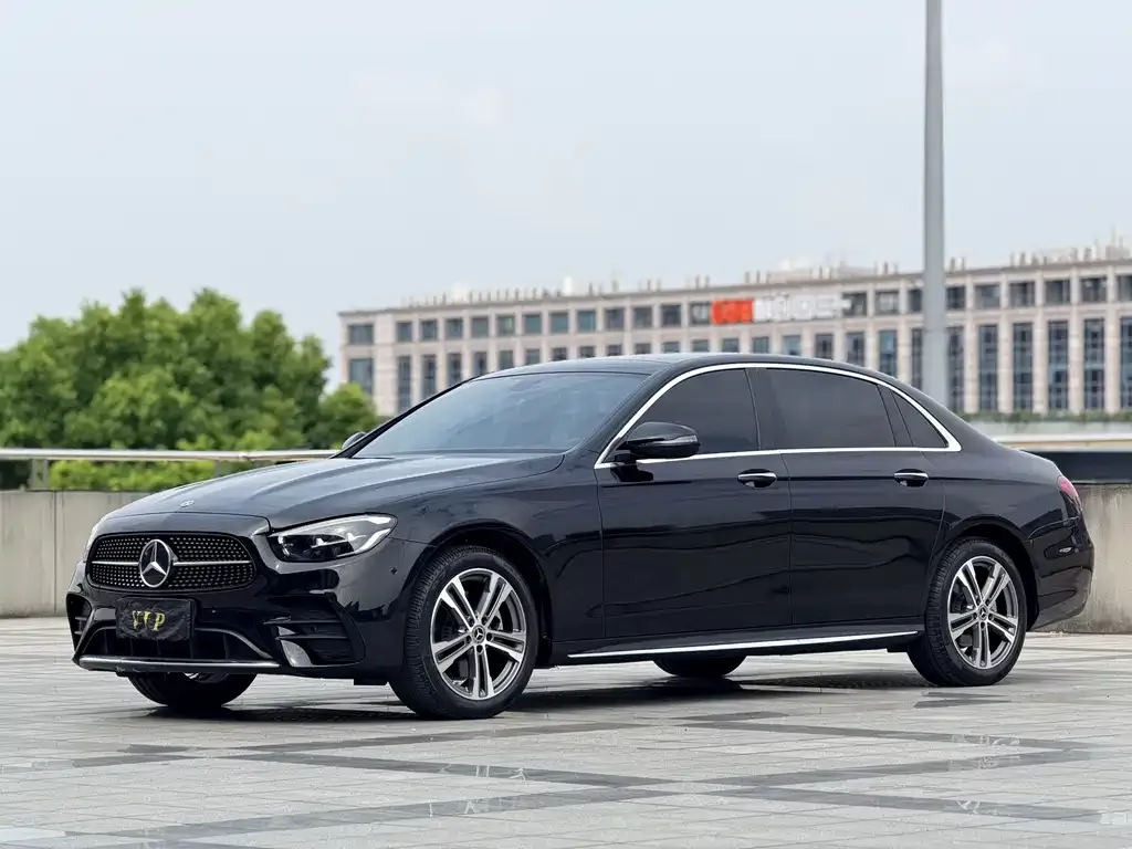 Mercedes-Benz E-Class — фото 1