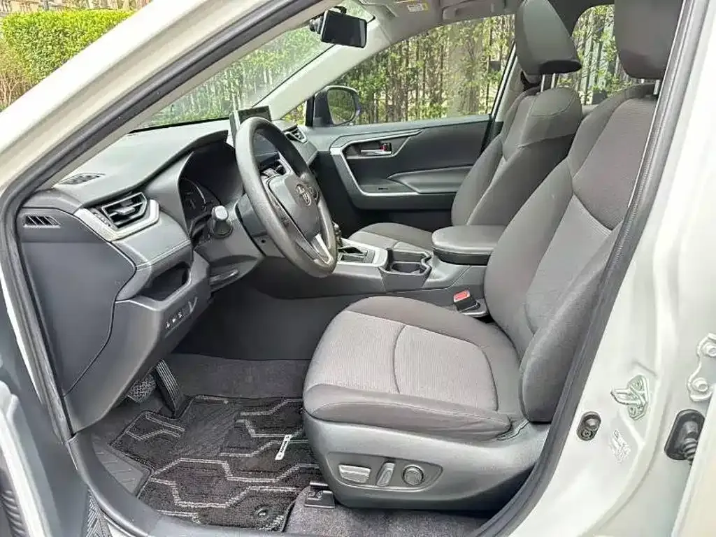 Toyota RAV4 — фото 4