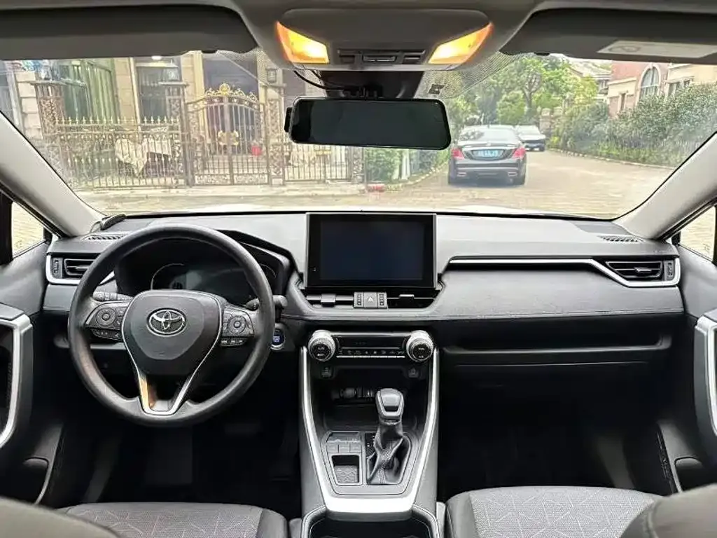 Toyota RAV4 — фото 9