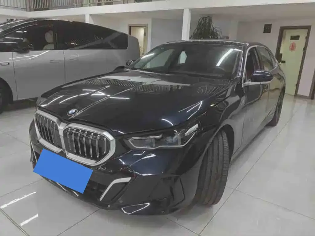 BMW 5 Series — фото 1