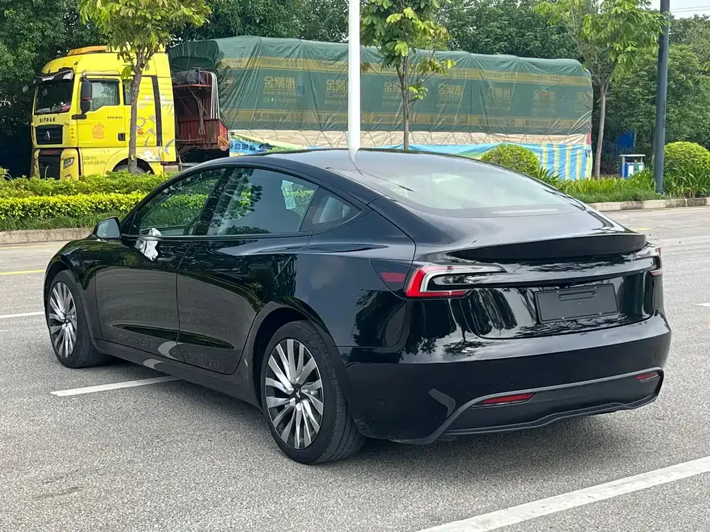 Tesla Model 3 — фото 4