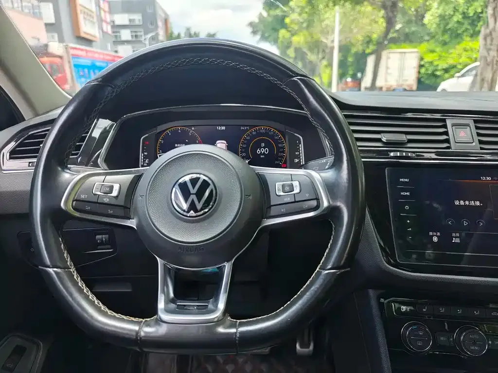 Volkswagen Tiguan L — фото 2
