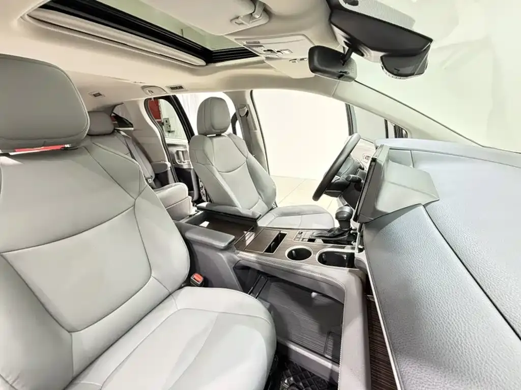 Toyota Granvia — фото 6