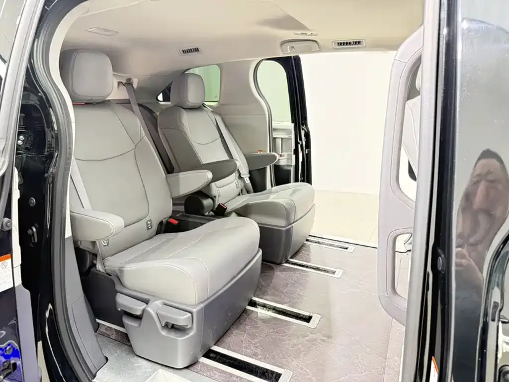 Toyota Granvia — фото 2