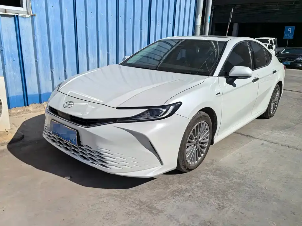 Toyota Camry — фото 1